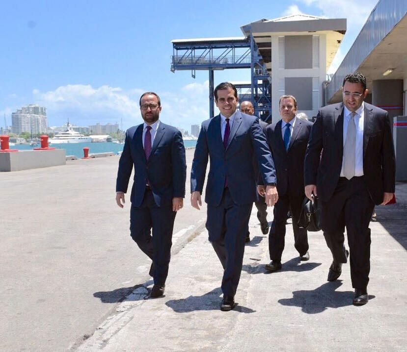 El gobernador a su llegada al Muelle Panamericano para anunciar las mejoras al área.  (Suministrada)