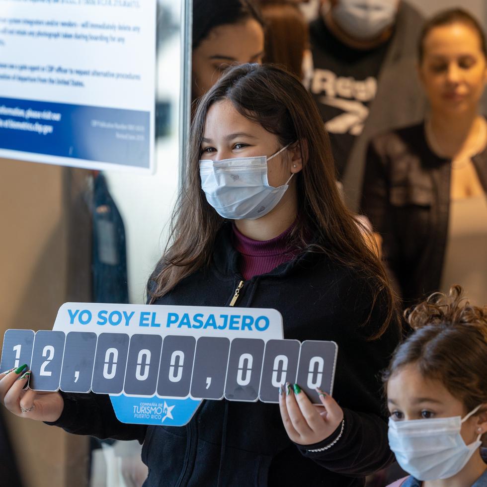 Alishmary Pérez Quiles, de 12 años, fue la pasajera número 12 millones del 2023 en el Aeropuerto Internacional Luis Muñoz Marín.