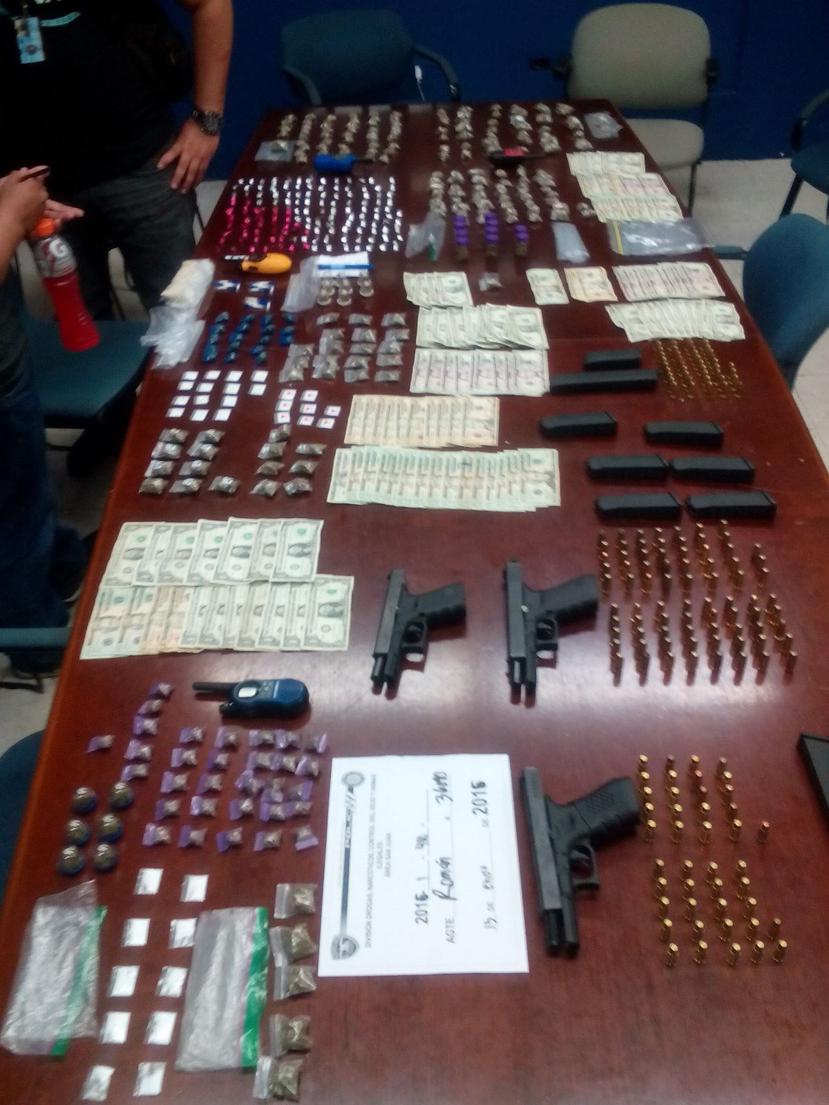 La Policía ocupó 10 cargadores de balas y 143 municiones, así como 257 bolsitas con marihuana, 83 con cocaína, 15 cápsulas de crack, 135 decks de heroína y $930. (Suministrada / Policía)
