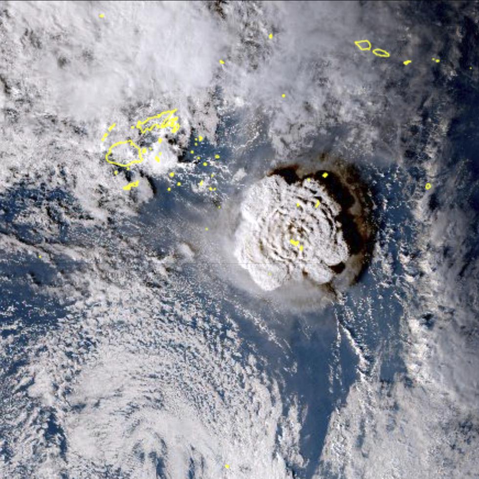 Imagen satelital de la explosión de un volcán submarino cerca de Tonga.