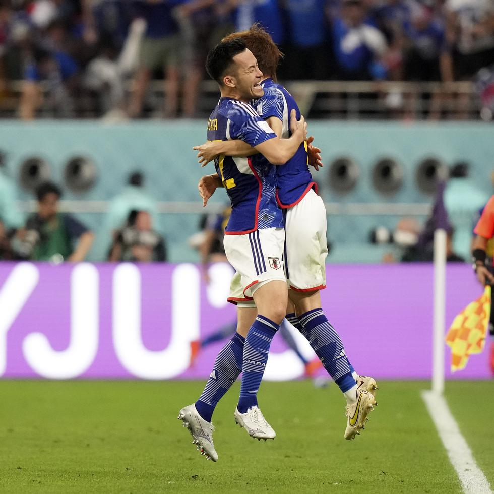Los japoneses Maya Yoshida y Ko Itakura celebran tras el segundo gol de su equipo en la victoria 2-1 ante Alemania por el Grupo E del Mundial, en Doha, Catar.