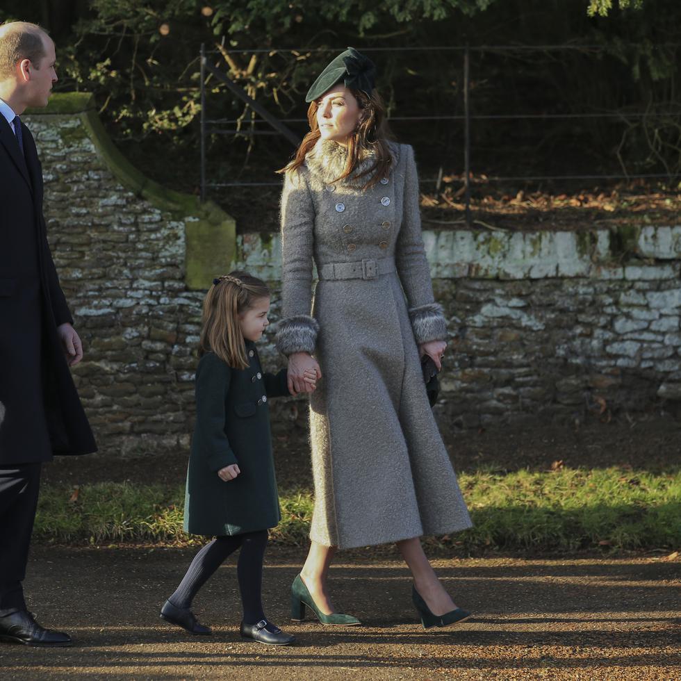 George y Charlotte junto a sus padres, el príncipe William y Kate Middleton. (Foto: Archivo)