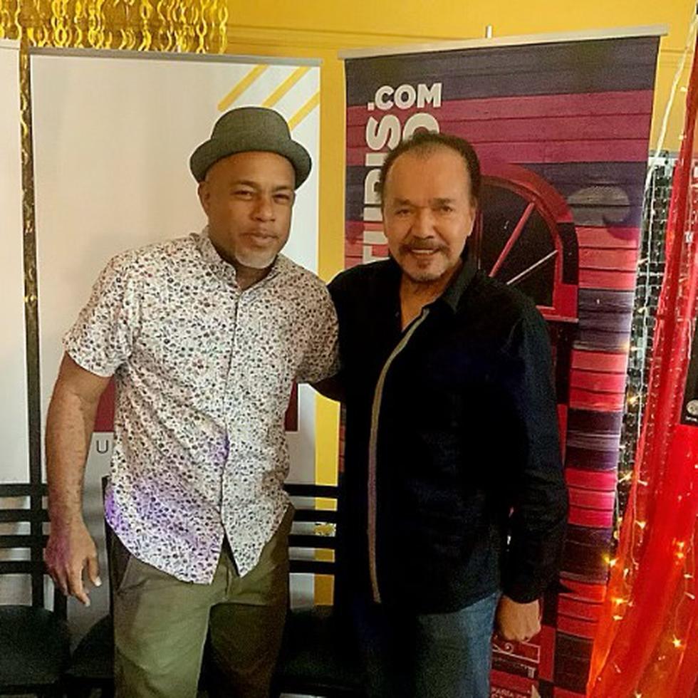 Ángel "Papote" Alvarado junto al veterano músico Bobby Valentín, quien será homenajeado durante Festival Nacional Afrocaribeño al barrio La Cuarta, en Ponce.