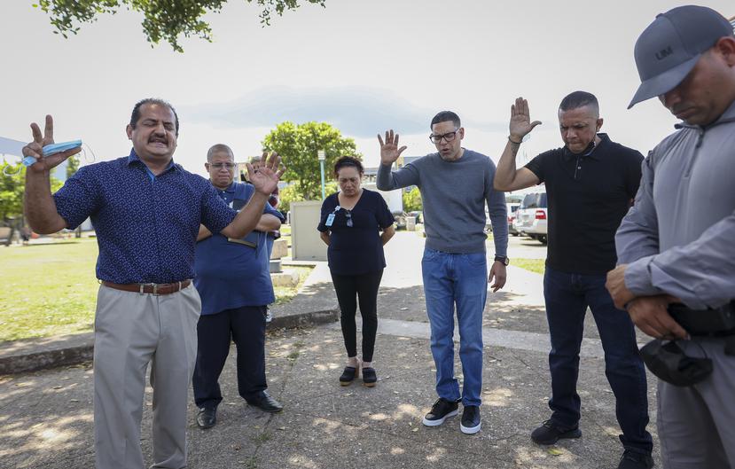 Prayer chain in the Plazoleta of the Medical Center in Rí'o Piedras.  Pastor Héctor Delgado and Álex Trujillo participate in the prayer for the shot police officer who is being held.