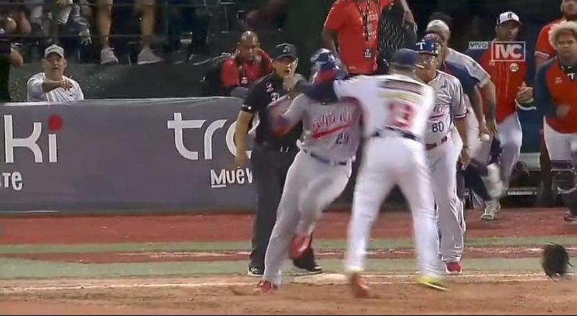 Asdrúbal Cabrera golpea a Carlos Castro durante un partido de la Liga Venezolana de Béisbol Profesional.