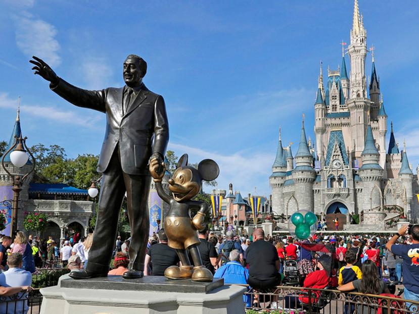 Una estatua de Walt Disney y Micky Mouse frente al Castillo de Cenicienta en el parque de Magic Kingdom en Walt Disney World, en Florida.