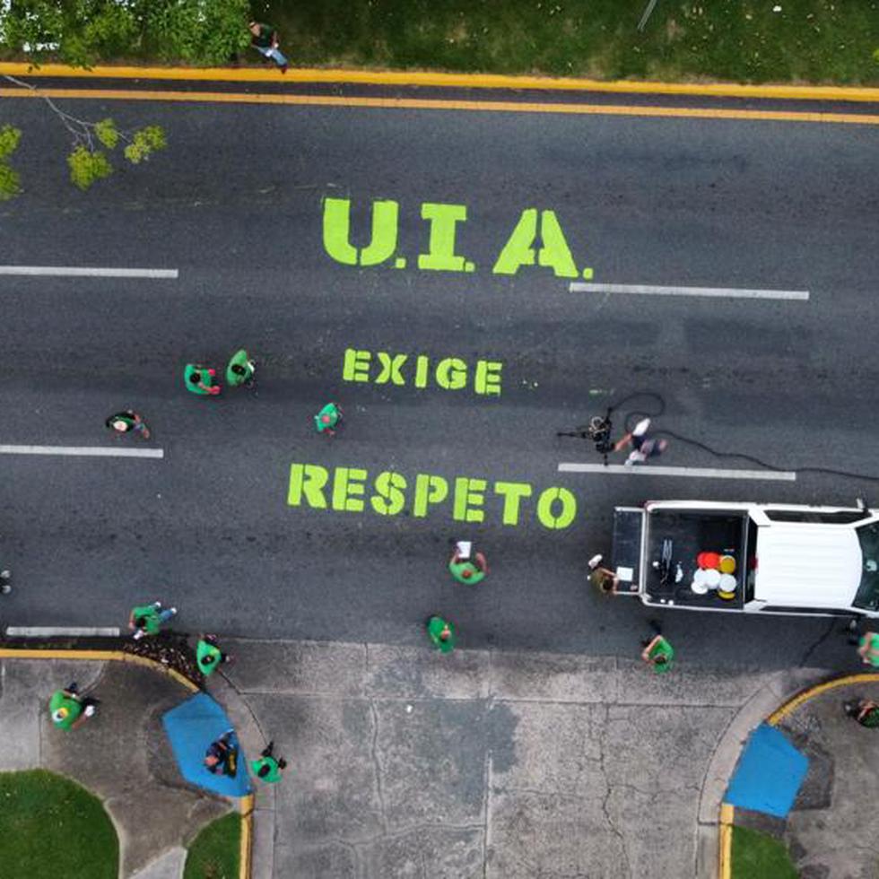Miembros de la UIA pintaron la calle frente a la entrada del edificio de la AAA en la avenida Barbosa, en Río Piedras, con su reclamo de mejores condiciones laborales.