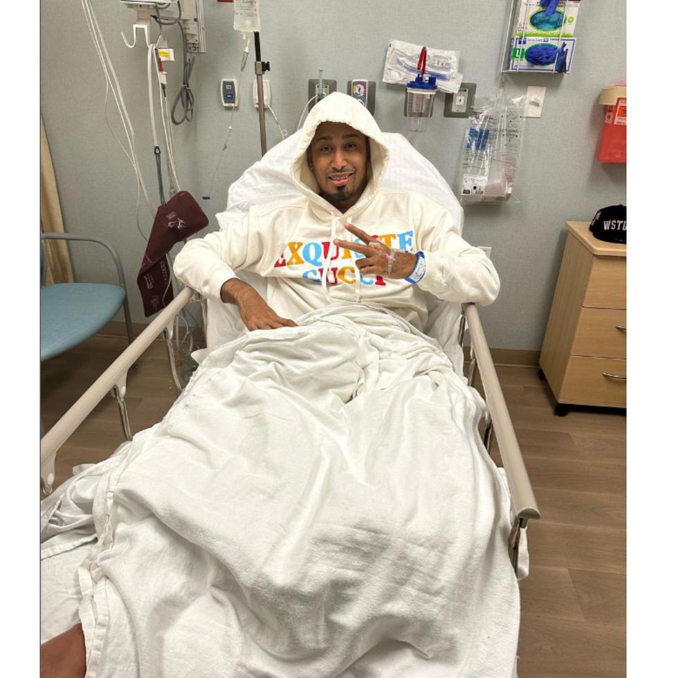 Edwin "Sugar" Díaz en una camilla en el hospital.