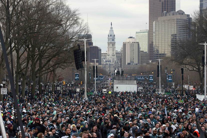 Fanáticos de los Eagles de Filadelfia se congregan en el Broad Street. (AP)