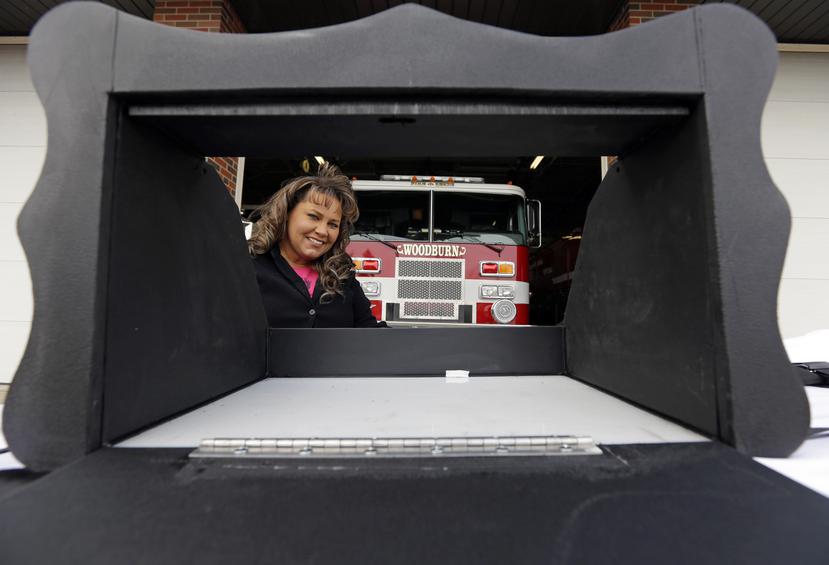 Monica Kelsey, bombera y médico presidenta de Safe Haven Baby Boxes Inc., posa con un prototipo de una caja para bebés. (Archivo)