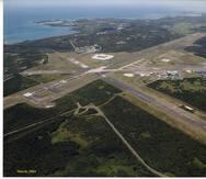 El aeropuerto de la antigua Base Naval Roosevelt Roads, en Ceiba, cuenta con la segunda pista de aterrizaje más larga del Caribe. El gobierno asegura que la instalación podría utilizarse como una plataforma para lanzamientos espaciales.