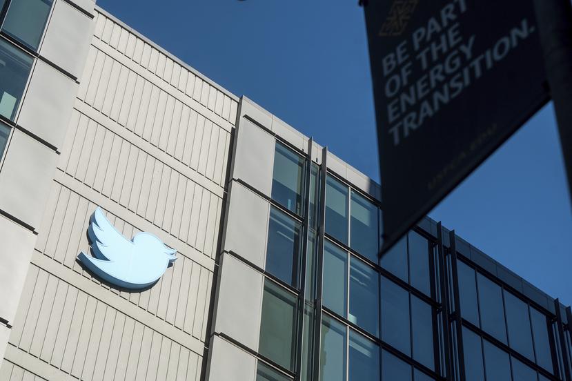 El logotipo de Twitter sobre el edificio de oficinas de la compañía en San Francisco.