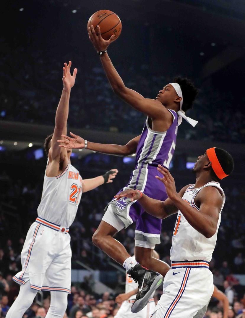 De'Aaron Fox se eleva para encestar el balón contra los Knicks. (AP)
