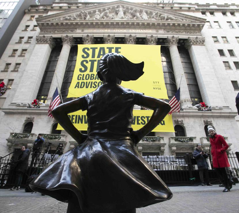 La estatua de la niña de 4 pies con las manos a las caderas ahora desafía a la sede de la Bolsa de Valores en Nueva York. (AP)