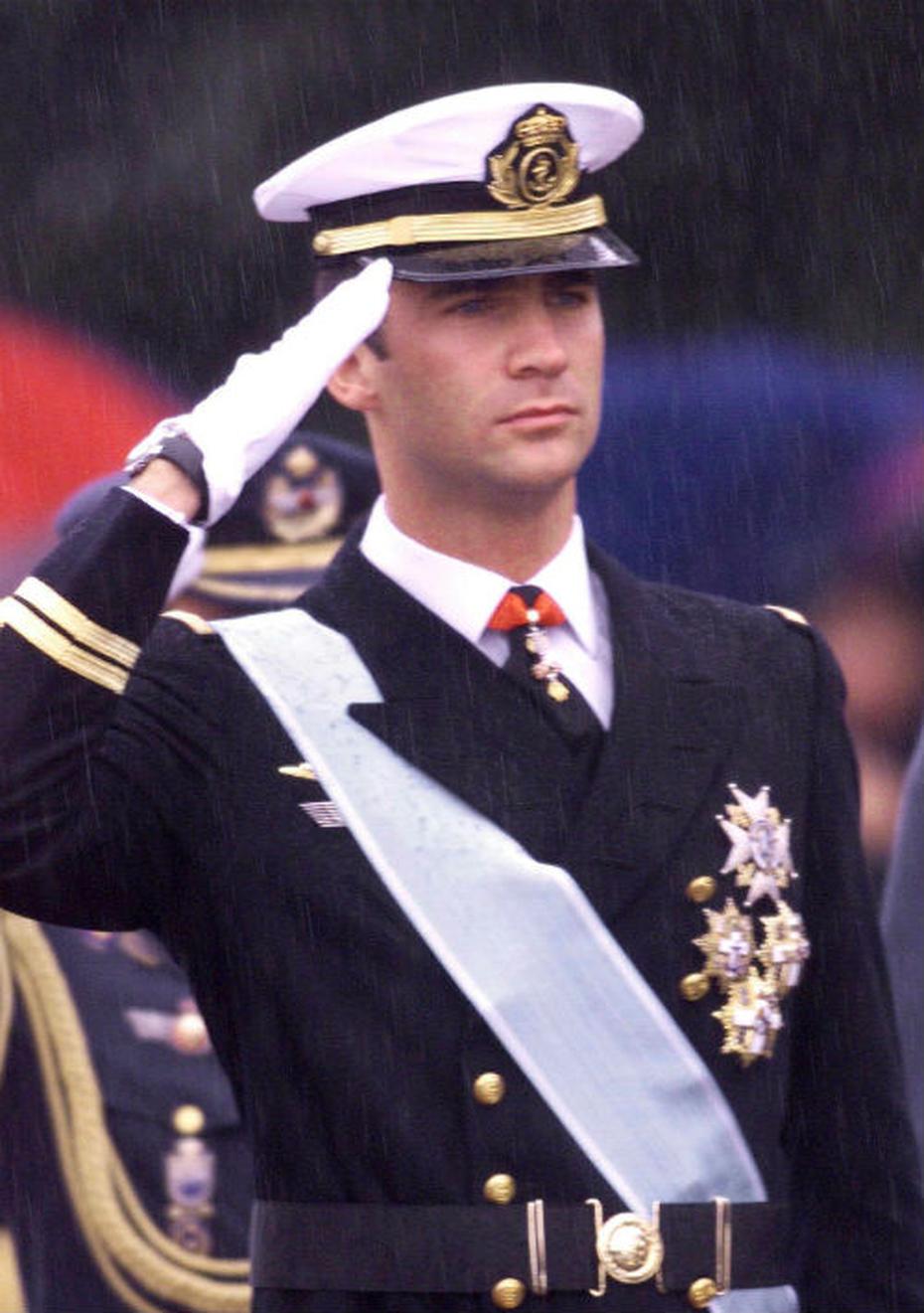 Vestimenta militar: Cuando todavía era príncipe, Felipe saluda durante el desfile militar sobre la plaza Colon de Madrid, el 12 de octubre de 1999, en ocasión de la fiesta nacional española. (Foto: Archivo)