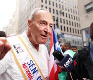 Chuck Schumer en el Desfile Puertorriqueño en Nueva York, el 12 de junio de 2022.