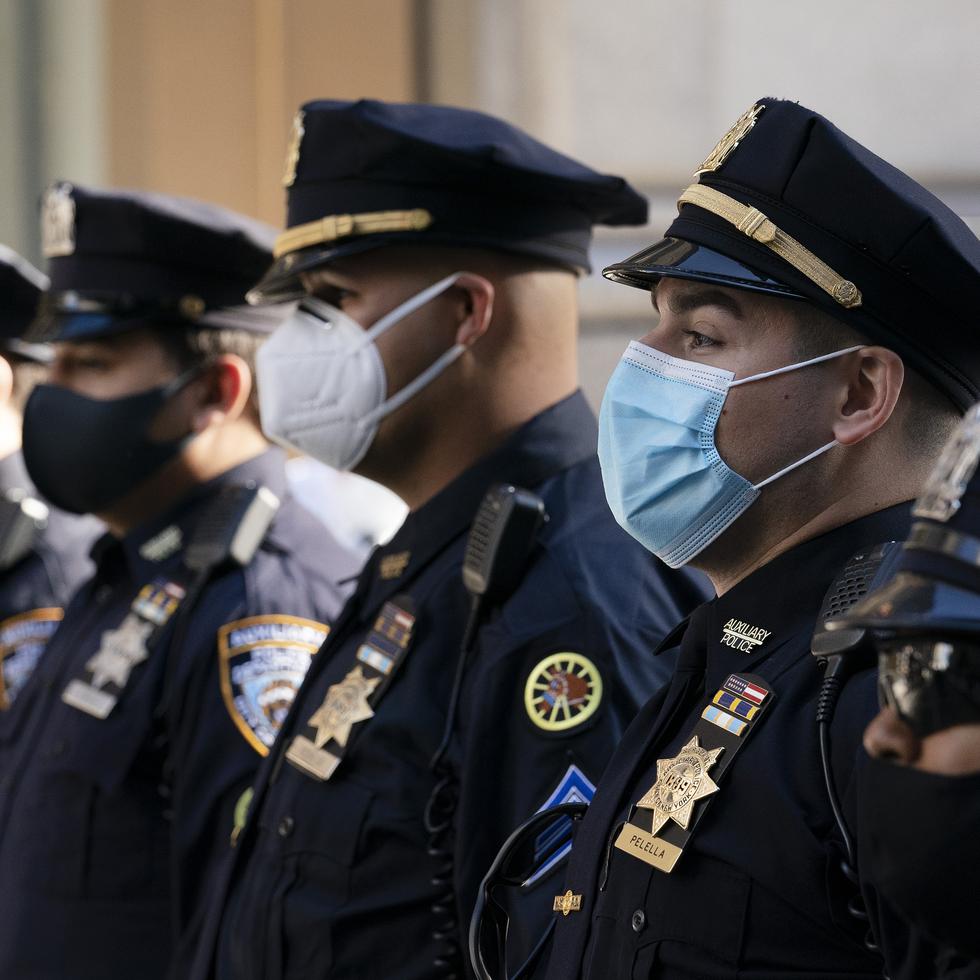 Agentes del Departamento de Policía de Nueva York durante un servicio en la Catedral de San Patricio en Nueva York.