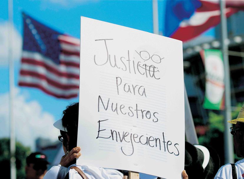 Imagen de archivo del 5 de noviembre del 2015 de una manifestante durante la marcha “Unidos por la Salud”, que urgía al Congreso evitar recortes millonarios a los fondos federales de Medicare y Medicaid en la Isla.