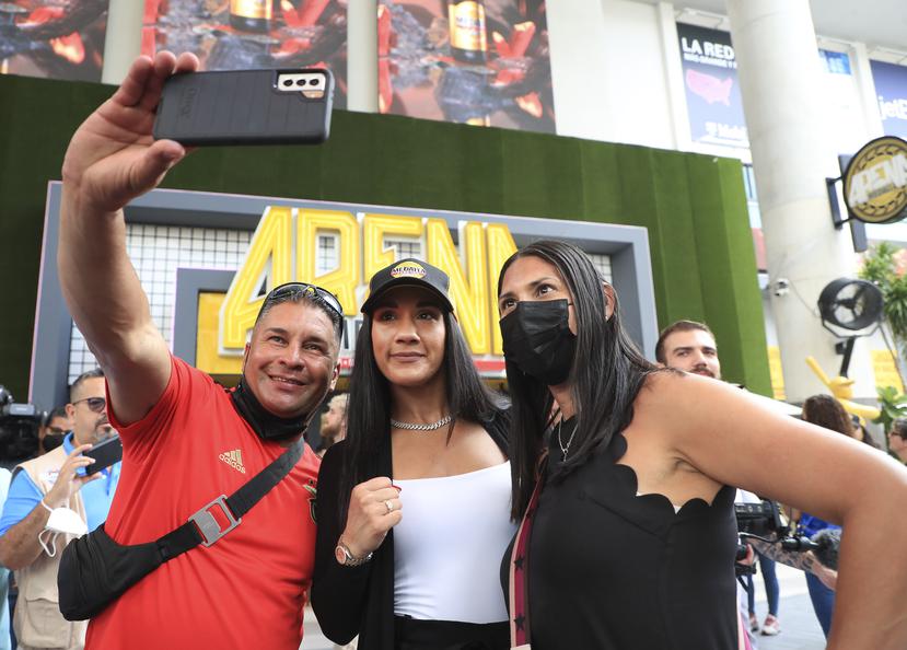 Llega la boxeadora Amanda Serrano a Puerto Rico tras su combate con Katie Taylor en el Madison Square Garden.