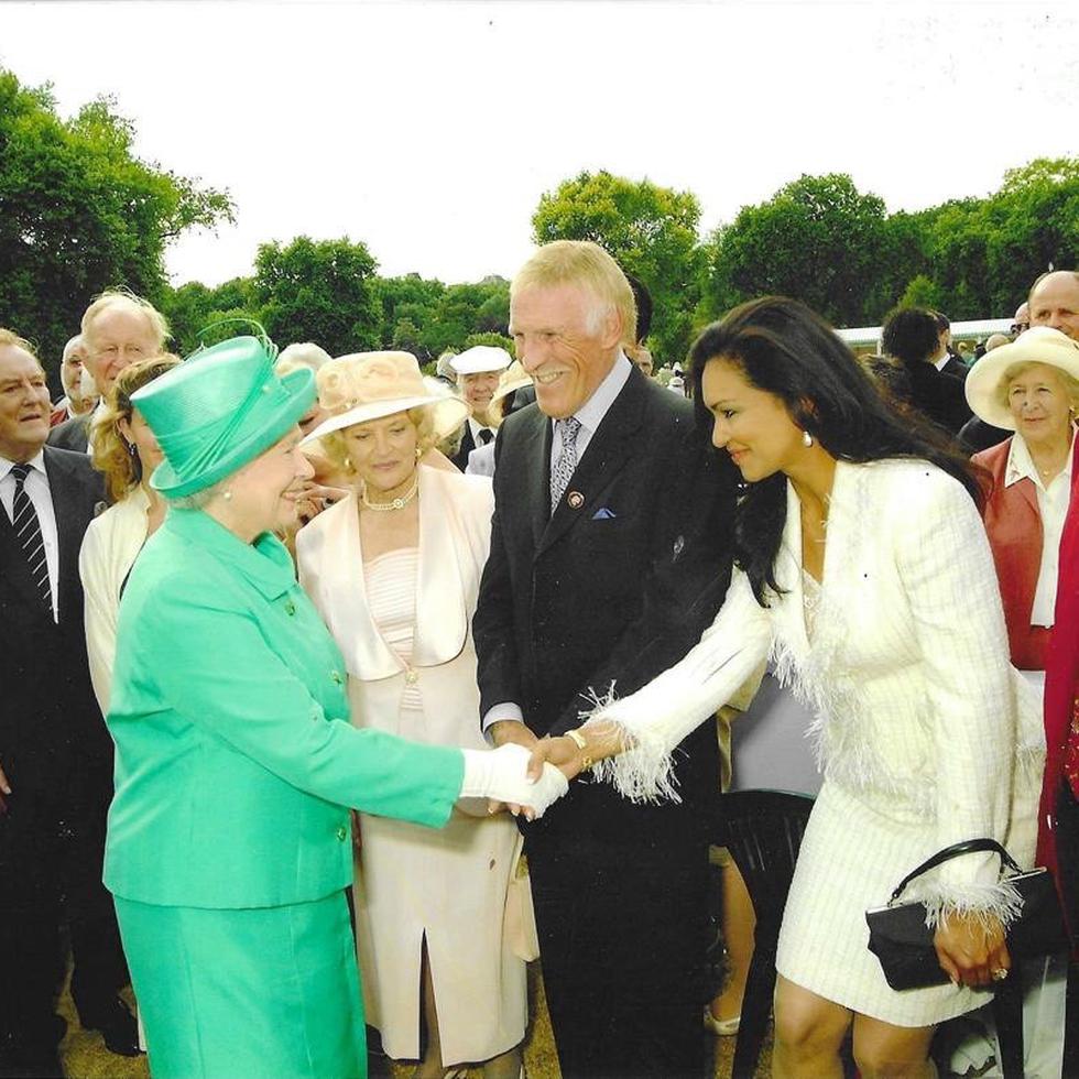 Momento en que la puertorriqueña Lady Wilnelia Merced conoce por vez primer a la reina Elizabeth II, en el Palacio de Buckingham.