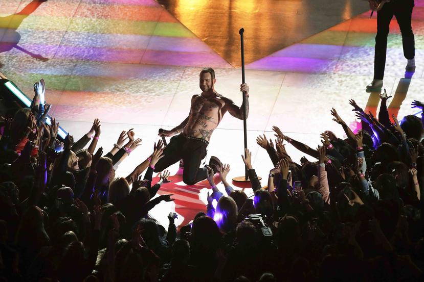 Una tarima gigante en forma de una “M” de la que salían llamas de fuego acogió a la banda de rock pop californiano con su vocalista Adam Levine como figura central. (AP / Charlie Riedel)