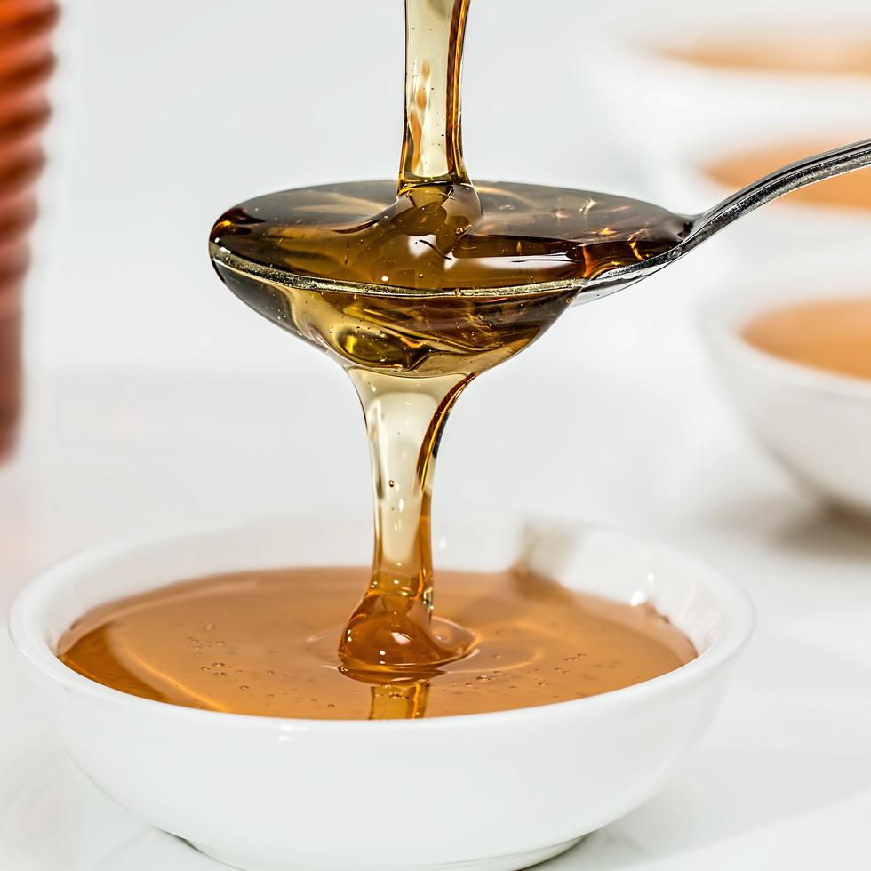La miel de abeja es aclamada por su riqueza en nutrientes y su dulzor natural, además de contener minerales y antioxidantes. (Steve Buissinne / Pixabay)