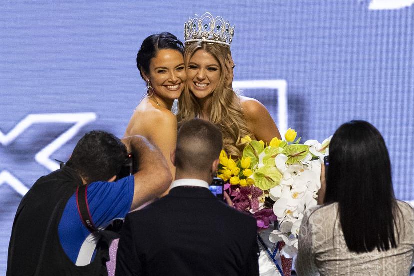 Denise Quiñones posa junto a Madison Anderson Berríos tras ser coronada Miss Universe Puerto Rico 2019.
