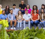 Los estudiantes de periodismo de la Universidad del Sagrado Corazón, en Santurce, junto su profesor Luis Alberto Ferré Rangel.
