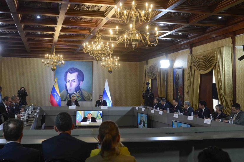 Los ministros del Exterior Jorge Arreaza, de Venezuela, y Sergey Lavrov, de Rusia, encabezan las negocaciones entre el gobierno venezolano y algunos integrantes de la oposición en Caracas, Venezuela. (AP/Matias Delacroix)