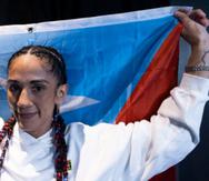 La boricua Amanda Serrano subió a la tarima con la bandera de Puerto Rico para el pesaje oficial.