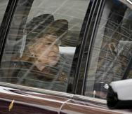 La reina Elizabeth II de Inglaterra es conducida para asistir a un acto e recordación del príncipe Philip, duque de Edimburgo, en la abadía de Westminster.