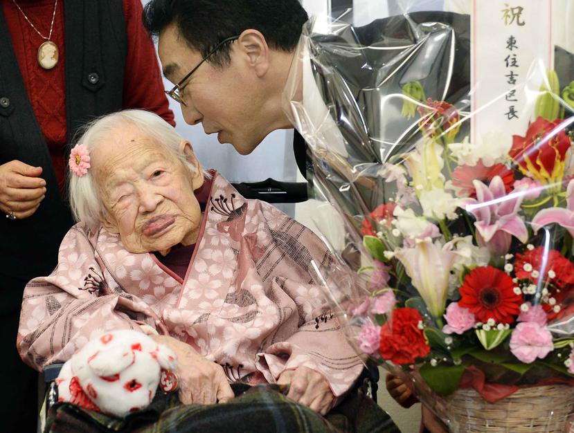 Okawa recibió hoy la visita del alcalde de su distrito, que le regaló unas flores, y se hizo después varias fotos con la familia de la anciana.