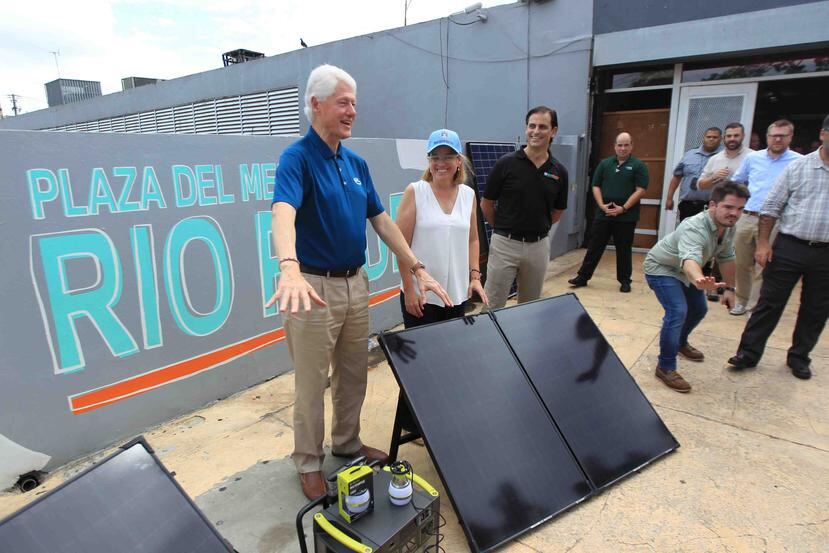 El expresidente de Estados Unidos, Bill Clinton, junto a la alcaldesa de San Juan, Carmen Yulín Cruz. La ejecutiva municipal participará del evento del líder estadounidense. (GFR Media)