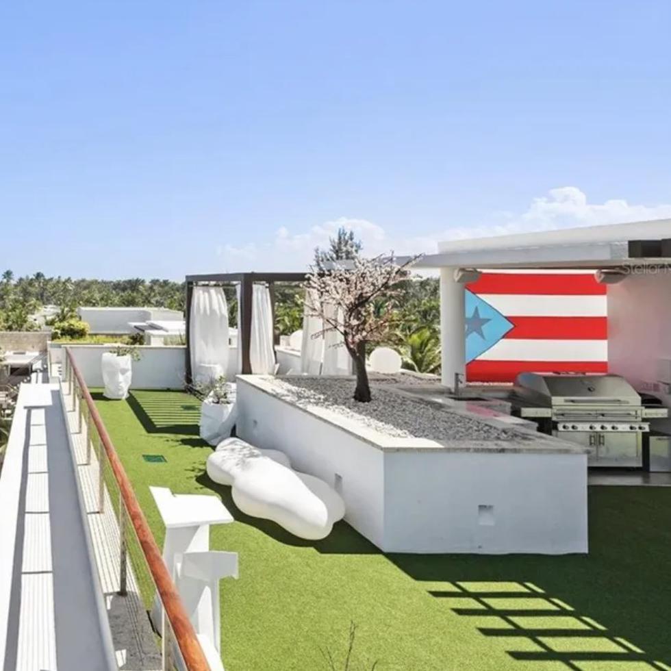 El "penthouse" de dos niveles en West Beach incluye una terraza con vista panorámica al mar y una piscina.