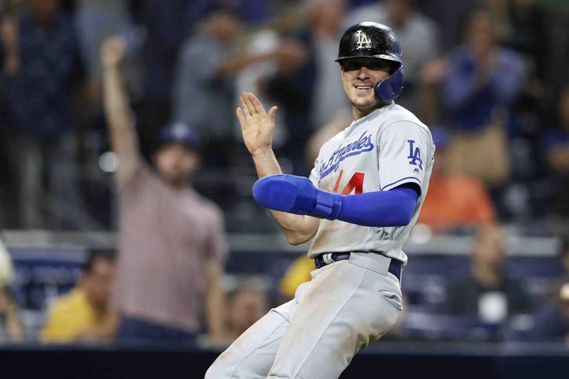 El jugador de los Dodgers de Los Ángeles Enrique Hernández reacciona tras anotar en el 10mo inning del juego de la MLB que enfrentó a su equipo con los Padres de San Diego. (AP)