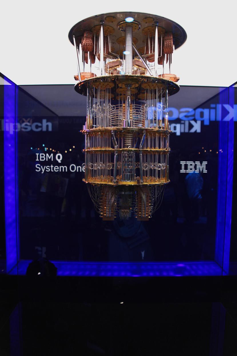 Modelo de la  computadora cuántica de IBM Q System One, exhibida en el evento CES 2019 en Las Vegas, que se celebró el pasado mes de enero. (Shutterstock)