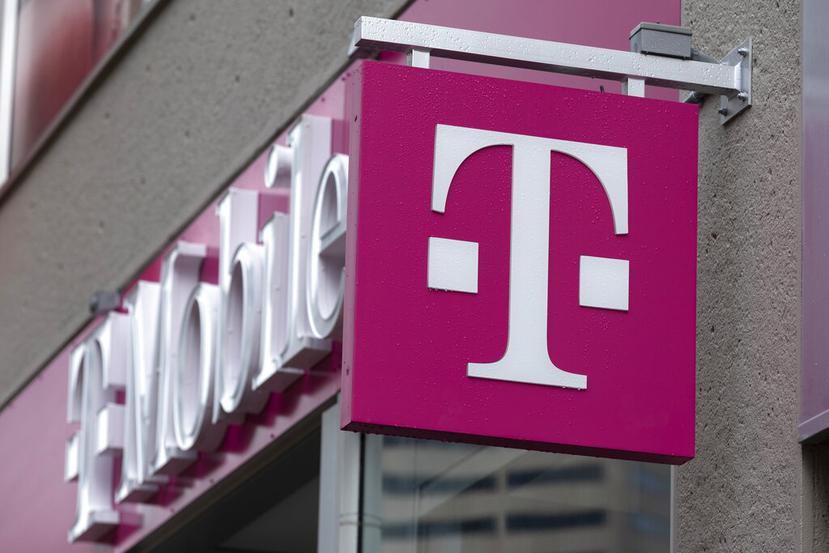 El logo de la empresa de telefonía móvil T-Mobile es visto afuera de una tienda en Boston, el 14 de octubre de 2022.