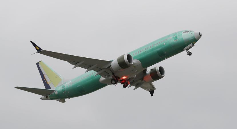 Un avión Boeing 737 MAX 8 vuela sobre Seattle el 10 de abril del 2019. (AP/Ted S. Warren)
