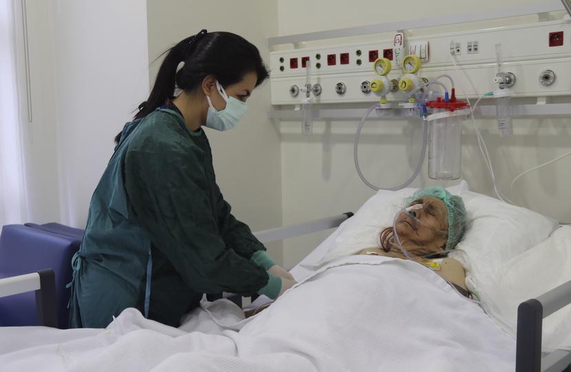 Una enfermera monitorea a Ayse Karatay en el Hospital Municipal de Eskisehir, Turquía, el sábado 4 de septiembre de 2021.