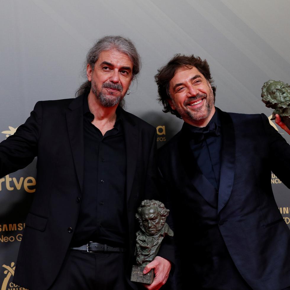El director Fernando León de Aranoa, a la izquierda, y el actor Javier Bardem, a la derecha, posan con los Goya conseguidos, incluyendo a la mejor película por "El buen patrón".