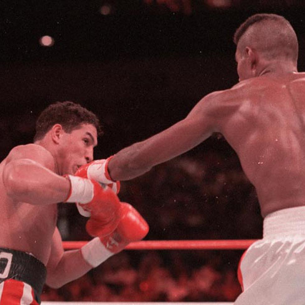Félix “Tito” Trinidad (de espaldas) enfrentó a Héctor “Macho” Camacho (izquierda) el 29 de enero de 1994 en el MGM Grand, Las Vegas, Nevada. (Archivo)