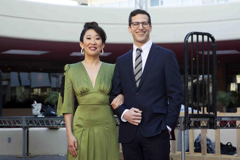 Los anfitriones Andy Samberg y Sandra Oh han dicho que no necesariamente harán declaraciones políticas el domingo por la noche. (AP)