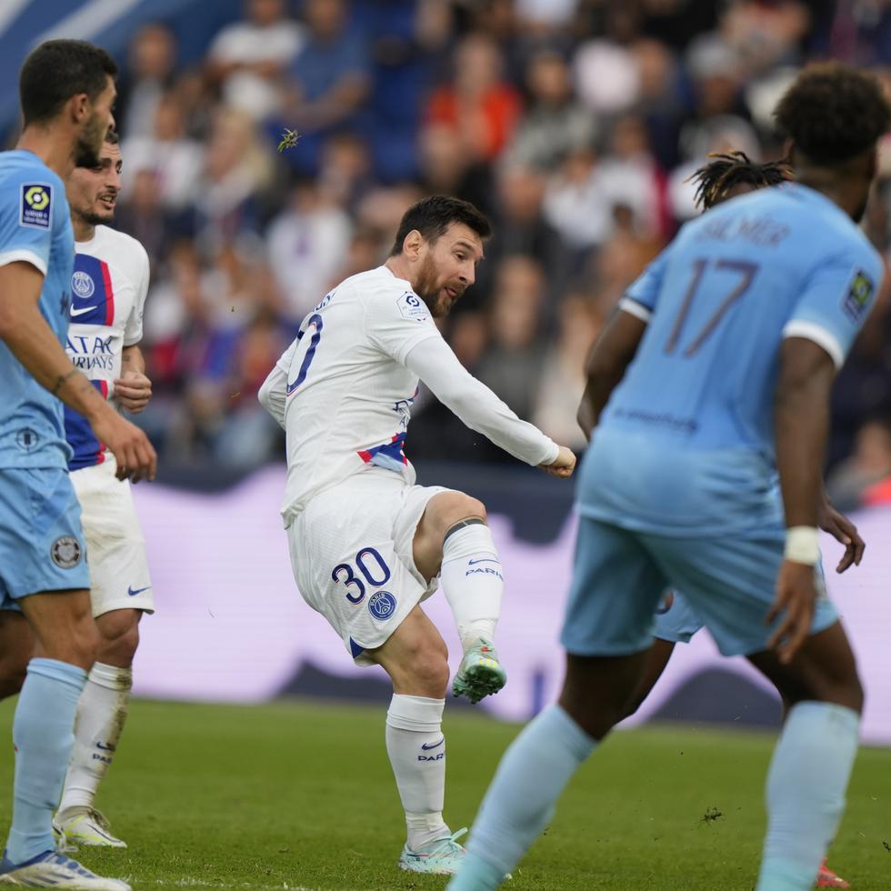 Lionel Messi del PSG, al centro, dispara al arco en partido de la Liga 1 francesa entre Paris Saint-Germain y Troyes en el Parc des Princes, París, el mes pasado.