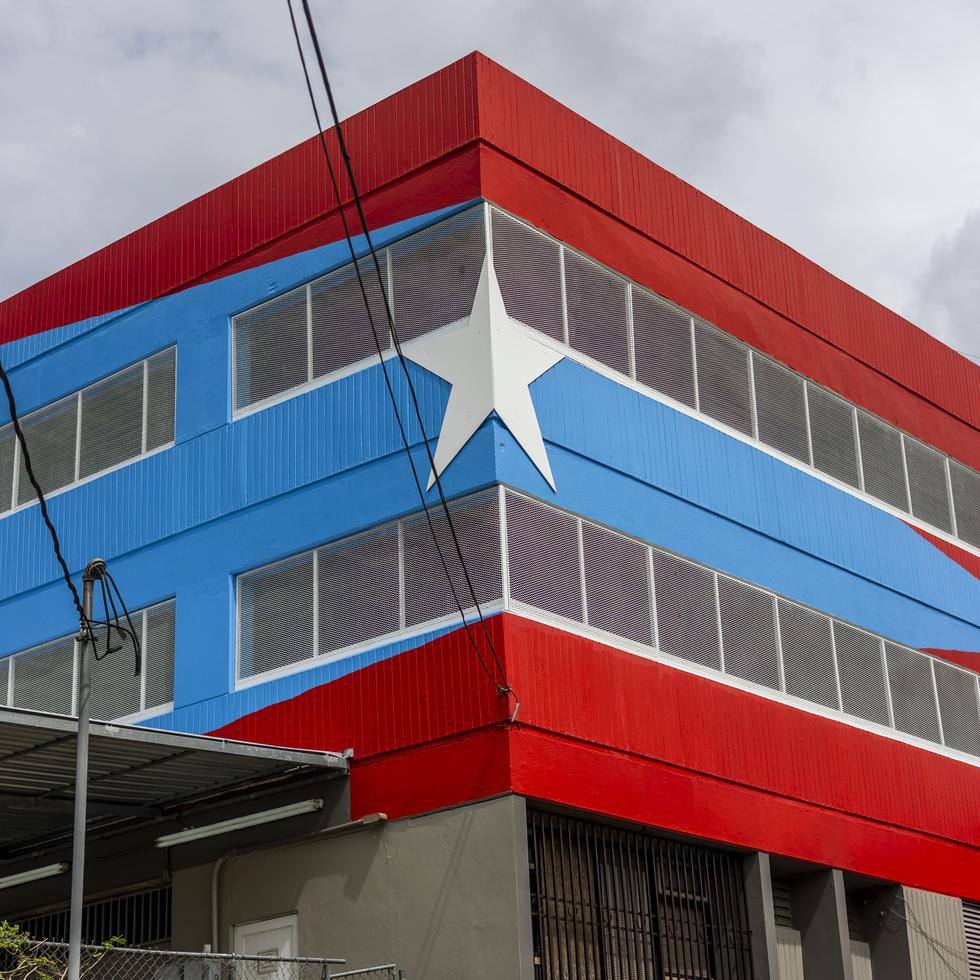 Bandera de Héctor, que ubica en el edificio de Manejo de Emergencias de Corozal, en la Calle Francisca Paca Martínez.