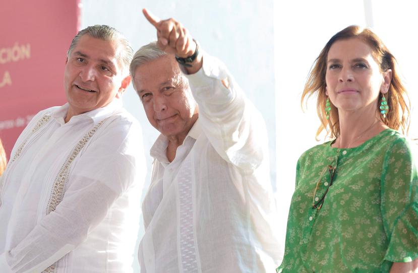 Andrés Manuel López Obrador (c), su esposa Beatriz Gutiérrez Müller (d) y el gobernador de Tabasco, Adán Augusto López Hernández (i). (EFE)