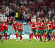 Los jugadores de Marruecos celebran la victoria ante España para adelantar a los cuartos de final por primera vez en un Mundial.