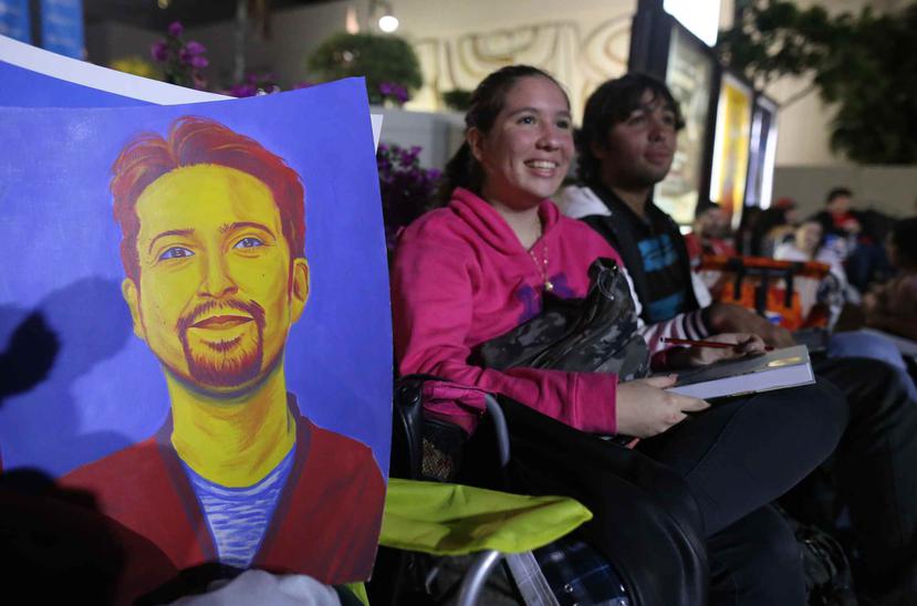 Thais Ortiz (centro), primera en la fila junto a su hermano Juan H, pintó un afiche del rostro de Lin-Manuel Miranda y espera regalárselo al creador de 'Hamilton".