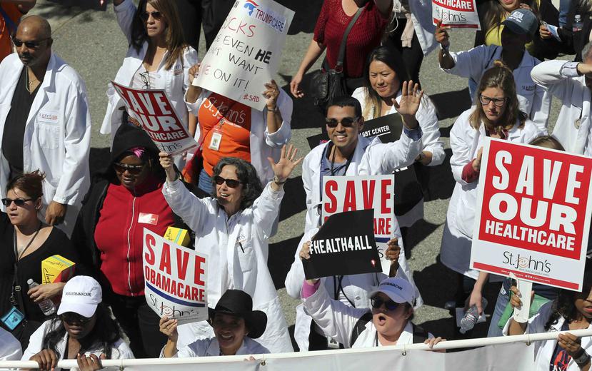 Cientos de médicos participaron en una marcha que se realizó en el centro de Los Ángeles para protestar en contra del plan del presidente Donald Trump de desmantelar la Ley de Salud Asequible, que promulgó el exmandatario Barack Obama. (AP)