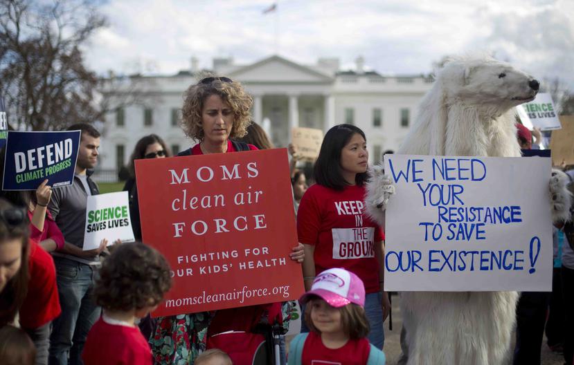 Manifestantes reunidos en torno a la Casa Blanca en Washington durante una protesta contra la orden ejecutiva sobre Energía. (AP)