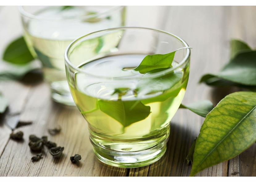 Té verde: Después del agua natural, el té verde es considerada la bebida más saludable del planeta. Ha mostrado tener actividad antidiabética, antibacteriana, antiinflamatoria, antiobesidad y anticancerígena. Un dato: Los bebedores de té verde tienen hasta 3% menos de riesgo de enfermedad cardiovascular.